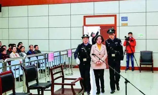 的堕落史她的荒唐奢靡让我们咂舌凯发K8旗舰厅广东“美女院长”(图6)