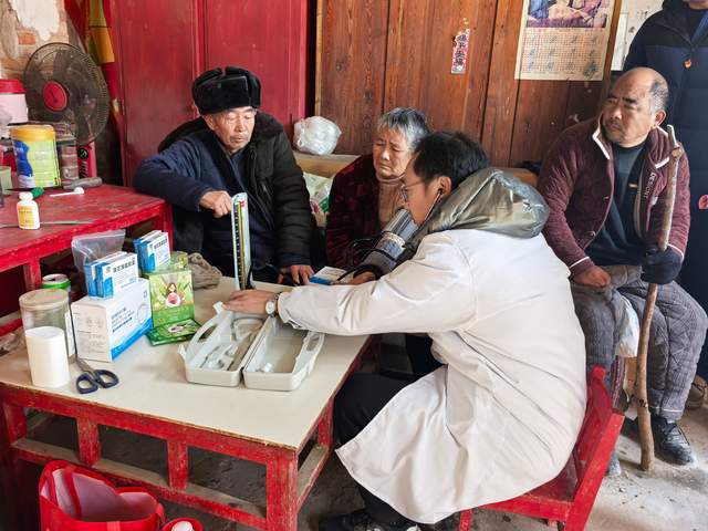 院医药学院党总支开展主题党日活动凯发国际K8河南应用技术职业学(图3)