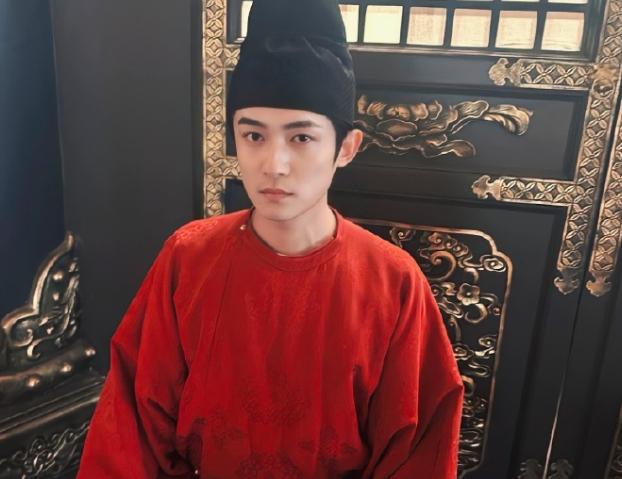 掉后险些没认出来他反差感也太强了凯发K8国色芳华：戴上眼罩帅气摘(图9)