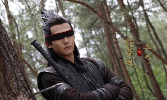 掉后险些没认出来他反差感也太强了凯发K8国色芳华：戴上眼罩帅气摘(图15)