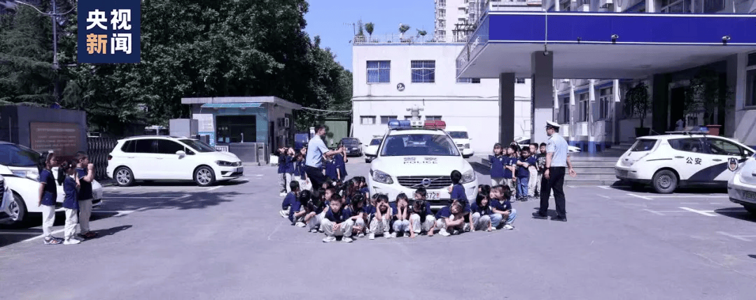 车库不幸身亡！网友吵翻K8凯发2岁男童地下(图1)